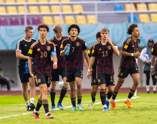 28.11.2023, Fussball U-17-Weltmeisterschaft 2023, Halbfinale, Argentinien - Deutschland, im Manahan Stadium (Surakarta). v.li: Noah Darvich (Deutschland), Paris Brunner (Deutschland), Maximilian Hennig (Deutschland), Eric Emanuel da Silva Moreira (Deutschland),
