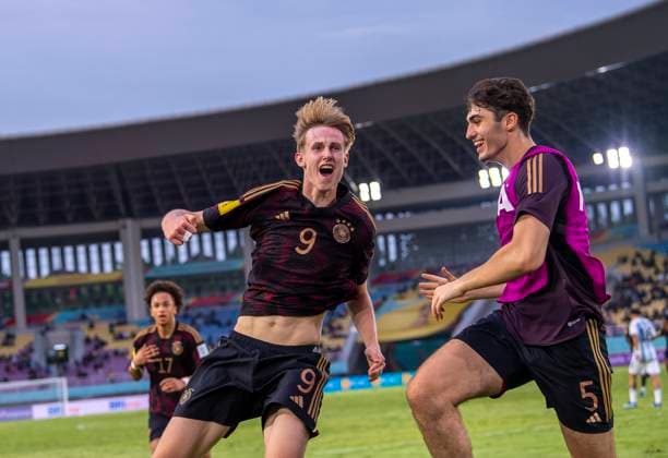 28.11.2023, Fussball U-17-Weltmeisterschaft 2023, Halbfinale, Argentinien - Deutschland, im Manahan Stadium (Surakarta). Torjubel der deutschen Mannschaft, Max Moerstedt (Deutschland) mit Maxim Bora Dal (re, Deutschland)