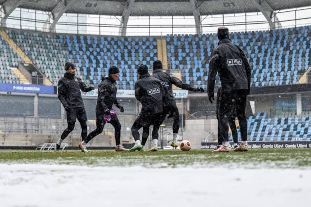 231129 Simon Sandberg and Mikkel Rygaard Jensen during a training session with Häcken on November 29, 2023 in Gothenburg. Photo: Mathias Bergeld BILDBYRAN kod MB MB0784 fotboll football soccer fotball uefa europa league träning practice training häcken bbeng snö snow vinter Copyright: MATHIASxBERGELD BB231129MB025