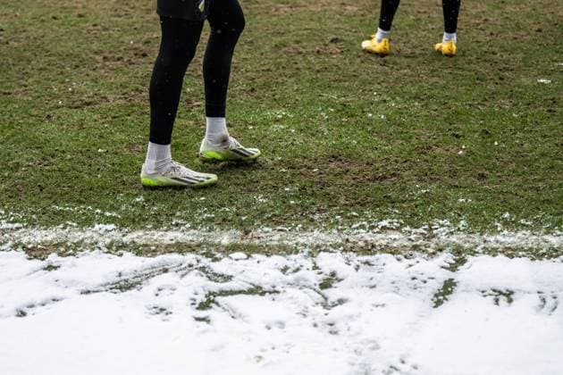 231129 Feet with football boots and snow on the pitch during a training session with Häcken on November 29, 2023 in Gothenburg. Photo: Mathias Bergeld BILDBYRAN kod MB MB0784 fotboll football soccer fotball uefa europa league träning practice training häcken bbeng snö snow vinter skor sko genre Copyright: MATHIASxBERGELD BB231129MB028