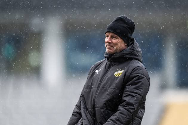 231129 Roland Nilsson, defense coach, during a training session with Häcken on November 29, 2023 in Gothenburg. Photo: Mathias Bergeld BILDBYRAN kod MB MB0784 fotboll football soccer fotball uefa europa league träning practice training häcken bbeng Copyright: MATHIASxBERGELD BB231129MB033