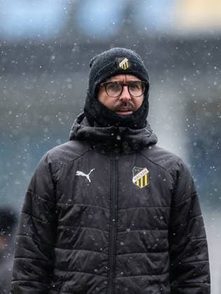 231129 Fitness trainer Jordi Gonzalez during a training session with Häcken on November 29, 2023 in Gothenburg. Photo: Mathias Bergeld BILDBYRAN kod MB MB0784 fotboll football soccer fotball uefa europa league träning practice training häcken bbeng snö snow vinter Copyright: MATHIASxBERGELD BB231129MB036