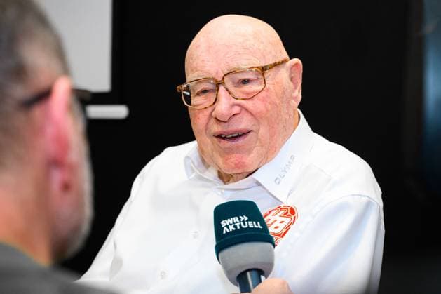 Ludwigsburg, Deutschland 29. November 2023: Handball Bundealiga - 23 24 - SG BBM Bietigheim - Pressekonferenz Sponsor und Mäzen Eberhard Bezner (Olymp) im SWR Interview Ludwigsburg MHP Arena Baden-Württemberg Deutschland