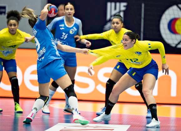 Jennifer Rosa Lopes, Brazil (42) and Yulia Andriichuk, Ukraine during the IHF World Womens Handball Championship match between Brazil and Ukraine in the preliminary Group G in Arena Nord in Frederikshavn, Denmark on Wednesday , November 29, 2023. , Frederikshavn Jylland Denmark Copyright: HenningxBagger HenningxBaggerx spdk20231129-184703-L