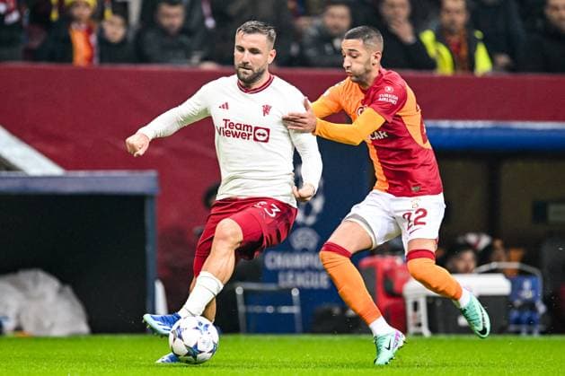 ISTANBUL - (l-r) Luke Shaw of Manchester United, ManU FC, Hakim Ziyech of Galatasaray during the UEFA Champions League Group A match between Galatasaray SK and Manchester United FC at Ali Sami Yen Spor Kompleksi Stadium on November 29 in Istanbul, Turkey. ANP Hollandse Hoogte UEFA Champions League 2023 24 2023 2024 xVIxANPxSportx xGerritxvanxKeulenxIVx 485044330 originalFilename: 485044330.jpg