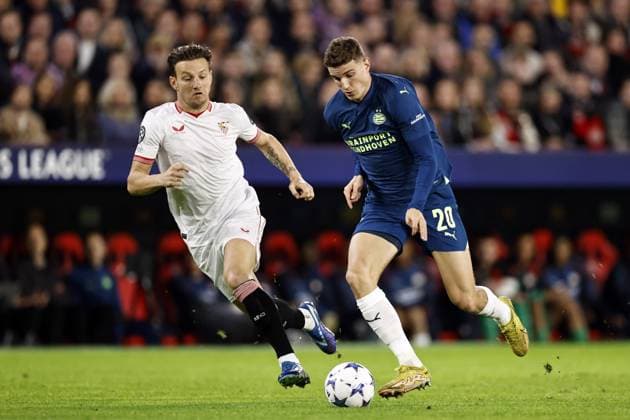 SEVILLA - (l-r) Ivan Rakitic of Sevilla FC, Guus Til of PSV Eindhoven during the UEFA Champions League Group B match between Sevilla FC and PSV Eindhoven at the Estadio Ramon Sanchez-Pizjuan on November 29, 2023 in Seville, Spain. ANP MAURICE VAN STEEN UEFA Champions League 2023 24 2023 2024 xVIxANPxSportx xxANPxIVx 485044230 originalFilename: 485044230.jpg