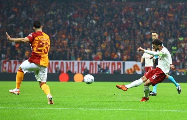 EDITORIAL USE ONLY No use with unauthorised audio, video, data, fixture lists, club league logos or live services. Online in-match use limited to 120 images, no video emulation. No use in betting, games or single club league player publications. Galatasaray v Manchester United, ManU UEFA Champions League, Group A, Football, RAMS Park, Istanbul, Turkiye - 29 Nov 2023 EDITORIAL USE ONLY No use with unauthorised audio, video, data, fixture lists, club league logos or live services. Online in-match use limited to 120 images, no video emulation. No use in betting, games or single club league player publications. Copyright: xKieranxMcManus Shutterstockx 14232507ae