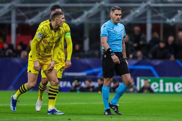 Referee Istvan Kovacs seen in action during UEFA Champions League 2023 24 Group Stage - Group F football match between AC Milan and Borussia Dortmund at San Siro Stadium, Milan, Italy on November 28, 2023 - Milan Stadio San Siro Milan Italy Copyright: xEPhotopressx SP24-771-024