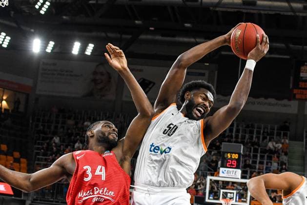 Sport Themen der Woche KW48 Sport Bilder des Tages GER, EuroCup, ratiopharm Ulm vs Mincidelice JL Bourg en Bresse 29.11.2023, ratiopharm arena, Neu-Ulm, GER, EuroCup, ratiopharm Ulm vs Mincidelice JL Bourg en Bresse, im Bild Kevin Kokila (Bourg, 34), Trevion Williams (Ulm, 50) gewinnt den Rebound *** GER, EuroCup, ratiopharm Ulm vs Mincidelice JL Bourg en Bresse 29 11 2023, ratiopharm arena, Neu Ulm, GER, EuroCup, ratiopharm Ulm vs Mincidelice JL Bourg en Bresse, pictured Kevin Kokila Bourg, 34 , Trevion Williams Ulm, 50 wins the rebound nordphotoxGmbHx xHafner nph00200