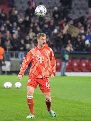 29.11.2023, xemx, Fussball UEFA Champions League, FC Bayern Muenchen - FC Kopenhagen emspor, v.l. Joshua Kimmich (FC Bayern Muenchen) beim warmup (DFL DFB REGULATIONS PROHIBIT ANY USE OF PHOTOGRAPHS as IMAGE SEQUENCES and or QUASI-VIDEO) Muenchen