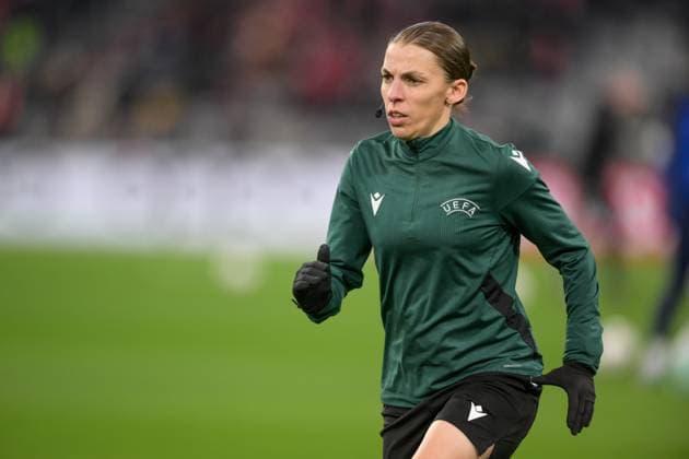 Fußball, UEFA Championsleague, 20231129, FC Bayern München - FC Kopenhagen. Im Bild Schiedsrichterin Stephanie FRAPPART Aufwärmen Portrait Oberkörper halbe Figur angeschnittenes Einzelmotiv. München Allianz Arena Bayern Deutschland Copyright: Passion2Press MarkusxFischerx