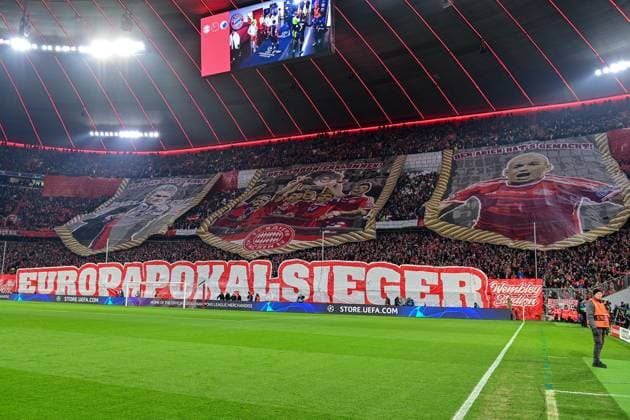 Fans des FC Bayern zeigen Choreographie, Fans, Publikum, Zuschauer, Stimmung, Atmosphäre, Stadion, 29.11.2023, München (Deutschland), Fussball, UEFA Champions League, Gruppenphase, FC Bayern München - FC Kopenhagen