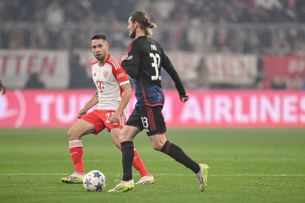 29.11.2023, Munich, Germany, Allianz Arena, Bayern Muenchen vs FC Kopenhagen - UEFA Champions League 2023 2024 - Group A, Raphael Guerreiro (FC Bayern Muenchen) und Rasmus Falk (F.C. Copenhagen) im Zweikampf (Foto H. Langer) Munich Allianz Arena Germany