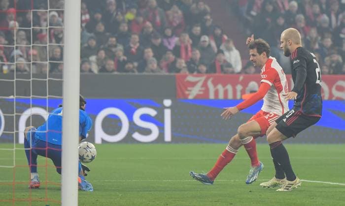 29.11.2023, xemx, Fussball UEFA Champions League, FC Bayern Muenchen - FC Kopenhagen emspor, v.l. Kamil Grabara (FC Kopenhagen), Thomas Mueller(FC Bayern Muenchen), Nicolai Boilesen (FC Kopenhagen) Zweikampf, Aktion, action, battle for the ball (DFL DFB REGULATIONS PROHIBIT ANY USE OF PHOTOGRAPHS as IMAGE SEQUENCES and or QUASI-VIDEO) Muenchen