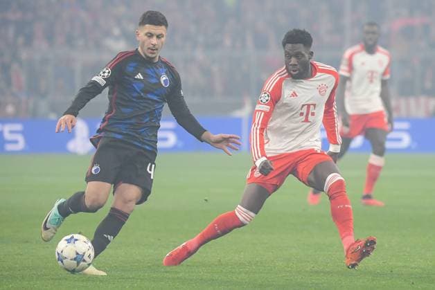 29.11.2023, xemx, Fussball UEFA Champions League, FC Bayern Muenchen - FC Kopenhagen emspor, v.l. Roony Bardghji (FC Kopenhagen), Alphonso Davies (FC Bayern Muenchen) (DFL DFB REGULATIONS PROHIBIT ANY USE OF PHOTOGRAPHS as IMAGE SEQUENCES and or QUASI-VIDEO) Muenchen