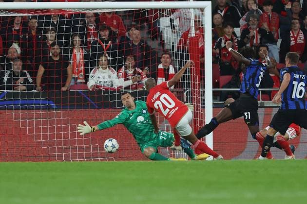 2023.11.29 UEFA Champions League Gruppenphase - Spieltag 5 Gruppe D SL Benfica - Inter Mailand v.l., Joao Mario (S.L.Benfica) Goal scored, Tor zum 2:0, Torwart Emil Audero (FC Internazionale Milano) Copyright: JoaquimxFerreira
