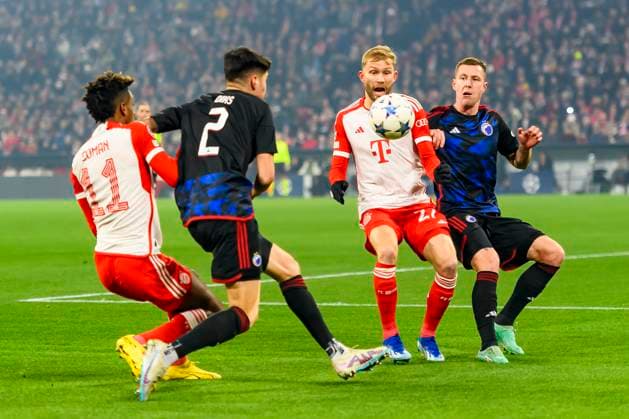 GER, UEFA CL, FC Bayern Muenchen (GER) vs FC Kopenhagen (DNK) 29.11.2023, Allianz Arena, Muenchen, GER, UEFA CL, FC Bayern Muenchen (GER) vs FC Kopenhagen (DNK), Gruppe A, UEFA regulations prohibit any use of photographs as image sequences and or quasi-video, im Bild Kingsley Coman (FC Bayern 11) Kevin Diks (FC Kopenhagen 2) Konrad Laimer (FC Bayern 27) und Lukas Lerager (FC Kopenhagen 12) im Zweikampf gegen