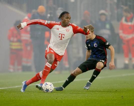 V.li. Mathys Tel (Bayern) , Elias Jelert (Kopenhagen) . FC Bayern München-FC Kopemhagen . München, GER, 29.11.2023, Fussball: Champions League: Saison 23 24: