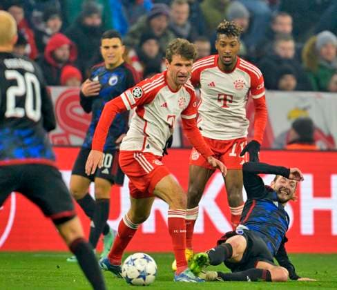 29.11.2023, Fussball UEFA Championsleague 2023 2024: 5.Spieltag Vorrunde, FC Bayern München - FC Kopenhagen, in der Allianz-Arena München. Thomas Müller (FC Bayern München) setzt sich durch.