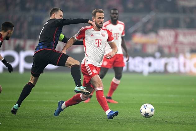 FUSSBALL CHAMPIONS LEAGUE SAISON 2023 2024 Vorrunde Gruppe A 5. Spieltag FC Bayern Muenchen - FC Kopenhagen 29.11.2023 Viktor Claesson (li, FC Kopenhagen) gegen Harry Kane (re, FC Bayern Muenchen)
