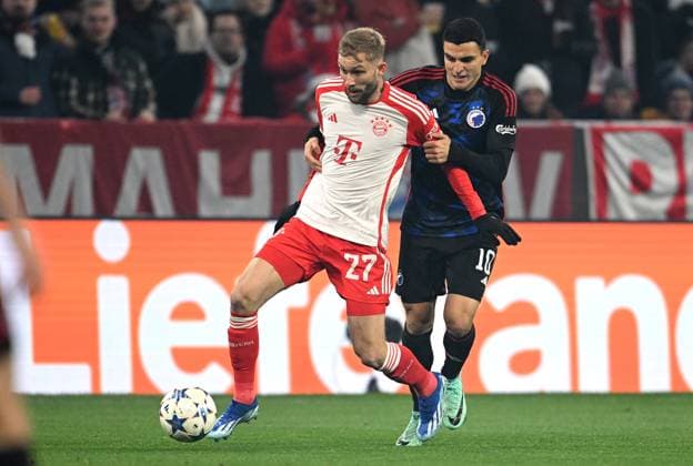 FUSSBALL CHAMPIONS LEAGUE SAISON 2023 2024 Vorrunde Gruppe A 5. Spieltag FC Bayern Muenchen - FC Kopenhagen 29.11.2023 Konrad Laimer (li, FC Bayern Muenchen) gegen Mohamed Elyounoussi (re, FC Kopenhagen)