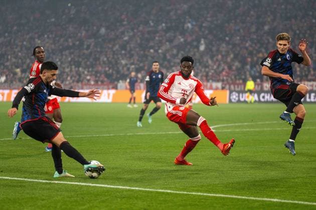 Mathys Henri Tel (FC Bayern Muenchen), Ronny Bardghji (FC Kopenhagen), Alphonso Boyle Davies (FC Bayern Muenchen) und Elias Jelert (FC Kopenhagen). Deutschland, Muenchen, 29.11.2023, Fussball, UEFA Champions League: FC Bayern Muenchen vs FC Kopenhagen, Saison 2023 2024, Match Day 5, Allianz Arena Foto: A2 Bildagentur Peter Hartenfelser