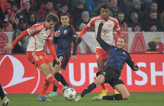 29.11.2023, xemx, Fussball UEFA Champions League, FC Bayern Muenchen - FC Kopenhagen emspor, v.l. Thomas Mueller(FC Bayern Muenchen), Rasmus Falk (FC Kopenhagen) Zweikampf, Aktion, action, battle for the ball (DFL DFB REGULATIONS PROHIBIT ANY USE OF PHOTOGRAPHS as IMAGE SEQUENCES and or QUASI-VIDEO) Muenchen