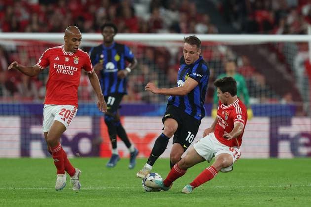 2023.11.29 UEFA Champions League Gruppenphase - Spieltag 5 Gruppe D SL Benfica - Inter Mailand v.l., Joao Mario (S.L.Benfica), Davide Frattesi (FC Internazionale Milano), Joao Neves (S.L.Benfica), Zweikampf, Action, Aktion, Battles for the Ball Copyright: JoaquimxFerreira