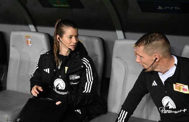 Fussball, Herren, Saison 2023 2024, UEFA Champions League (Gruppe C, 5. Spieltag), SC Sporting Braga - 1. FC Union Berlin, v. l. Co-Trainerin Marie-Louise Eta (1. FC Union Berlin), Athletiktrainer Martin Krüger (1. FC Union Berlin), 29.11. 2023, Copyright: xMatthiasxKochx