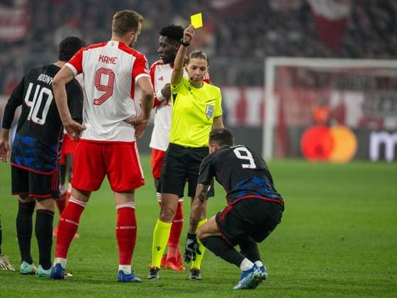 Schiedsrichterin Stephanie Frappart gibt Diogo Goncalves (FC Kopenhagen, 09) die Gelbe Karte, GER, FC Bayern Muenchen (FCB) vs. FC Kopenhagen (FCK), Fussball, UEFA Champions League, Vorrunde, 5. Spieltag, Saison 2023 2024, 29.11.2023, DFB DFL regulations prohibit any use of photographs as image sequences and or quasi-video., GER, FC Bayern Muenchen (FCB) vs. FC Kopenhagen (FCK), Fussball, UEFA Champions League, Vorrunde, 5. Spieltag, Saison 2023 2024, 29.11.2023 Muenchen Copyright: xEibner-Pressefoto SaschaxWaltherx EP_EER