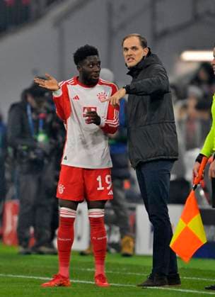 29.11.2023, Fussball UEFA Championsleague 2023 2024: 5.Spieltag Vorrunde, FC Bayern München - FC Kopenhagen, in der Allianz-Arena München. v.l. Alphonso Davies (FC Bayern München) diskutiert mit Trainer Thomas Tuchel (FC Bayern München)