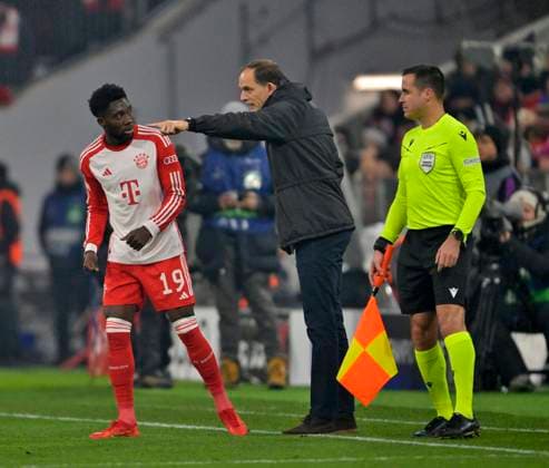 29.11.2023, Fussball UEFA Championsleague 2023 2024: 5.Spieltag Vorrunde, FC Bayern München - FC Kopenhagen, in der Allianz-Arena München. v.l. Alphonso Davies (FC Bayern München) diskutiert mit Trainer Thomas Tuchel (FC Bayern München).