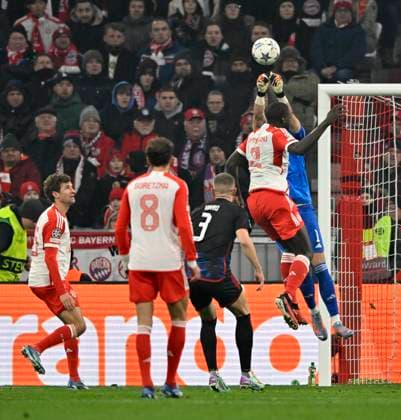 Strafraumszene, Torraumszene Torwart Kamil Grabara FC Kopenhagen (01) vor Dayot Upamecano FC Bayern Muenchen FCB (02) FC Bayern Muenchen FCB vs FC Kopenhagen Gruppenphase 5. Spieltag 29.11.2023 DFL REGULATIONS PROHIBIT ANY USE OF PHOTOGRAPHS AS IMAGE SEQUENCES AND OR QUASI-VIDEO FC Bayern Muenchen FCB vs FC Kopenhagen