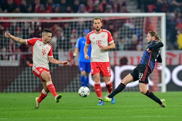 v.li.: Raphael GUERREIRO (FC Bayern München, FCB, 22) Harry KANE (FC Bayern München, FCB, 9) Rasmus FALK (FC Kopenhagen, 33) im Zweikampf, Duell, duel, tackle, Dynamik, Action, Aktion, 29.11.2023, München (Deutschland), Fussball, UEFA Champions League, Gruppenphase, FC Bayern München - FC Kopenhagen