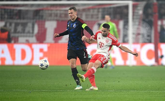 FUSSBALL CHAMPIONS LEAGUE SAISON 2023 2024 Vorrunde Gruppe A 5. Spieltag FC Bayern Muenchen - FC Kopenhagen 29.11.2023 Viktor Claesson (li, FC Kopenhagen) gegen Raphael Guerreiro (re, FC Bayern Muenchen)