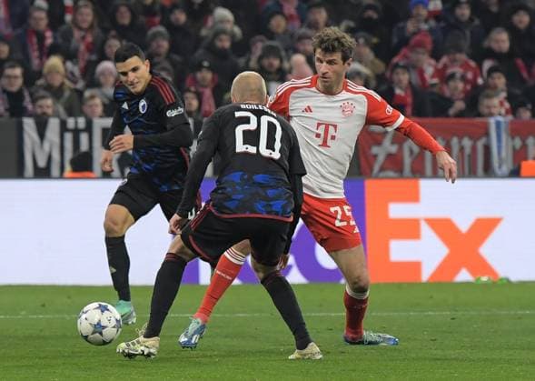 29.11.2023, xemx, Fussball UEFA Champions League, FC Bayern Muenchen - FC Kopenhagen emspor, v.l. Nicolai Boilesen (FC Kopenhagen), Thomas Mueller(FC Bayern Muenchen) Zweikampf, Aktion, action, battle for the ball (DFL DFB REGULATIONS PROHIBIT ANY USE OF PHOTOGRAPHS as IMAGE SEQUENCES and or QUASI-VIDEO) Muenchen