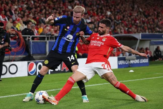 2023.11.29 UEFA Champions League Gruppenphase - Spieltag 5 Gruppe D SL Benfica - Inter Mailand v.l., Davy Klaassen (FC Internazionale Milano), Rafa Silva (S.L.Benfica), Zweikampf, Action, Aktion, Battles for the Ball Copyright: JoaquimxFerreira