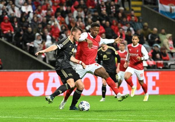 Fussball, Herren, Saison 2023 2024, UEFA Champions League (Gruppe C, 5. Spieltag), SC Sporting Braga - 1. FC Union Berlin, v. l. Robin Knoche (1. FC Union Berlin), Simon Banza (SC Braga), 29.11. 2023, Copyright: xMatthiasxKochx