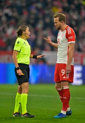29.11.2023, Fussball UEFA Championsleague 2023 2024: 5.Spieltag Vorrunde, FC Bayern München - FC Kopenhagen, in der Allianz-Arena München. v.l. Schiedsrichterin Stephanie Frappart (FRA) diskutiert mit Harry Kane (FC Bayern München)