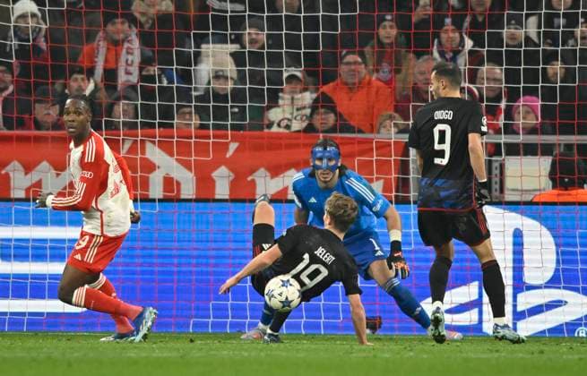 Elias Jelert FC Kopenhagen (19) springt der Ball nach einem Schuss von Mathys Tel FC Bayern Muenchen FCB (39) an den Arm und an die Hand, kein Elfmeter, Strafstoss Torwart Kamil Grabara FC Kopenhagen (01) Diogo Goncalves FC Kopenhagen (09) FC Bayern Muenchen FCB vs FC Kopenhagen Gruppenphase 5. Spieltag 29.11.2023 DFL REGULATIONS PROHIBIT ANY USE OF PHOTOGRAPHS AS IMAGE SEQUENCES AND OR QUASI-VIDEO FC Bayern Muenchen FCB vs FC Kopenhagen
