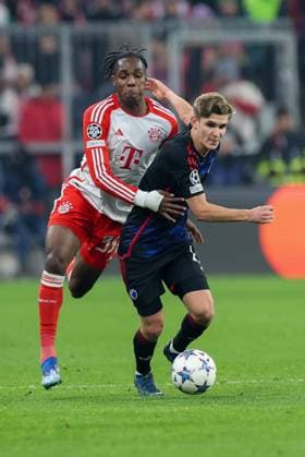 im Zweikampf, Aktion, mit Mathys Tel 39 (FC Bayern Muenchen), Elias Jelert 19 (FC Kopenhagen), FC Bayern Muenchen vs. FC Kopenhagen, Champions League, Fussball, Vorrunde, Rueckspiel, 29.11.2023 Muenchen Bayern Deutschland