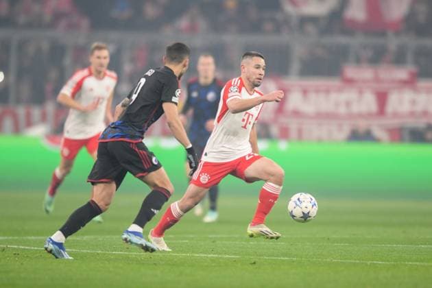 Fußball, UEFA Championsleague, 20231129, FC Bayern München - FC Kopenhagen. Im Bild Diogo GONÃ‡ALVES (FC Kopenhagen, 9) und RaphaÃ«l GUERREIRO (FC Bayern München, 22) Dribbling Ball. München Allianz Arena Bayern Deutschland Copyright: Passion2Press MarkusxFischerx