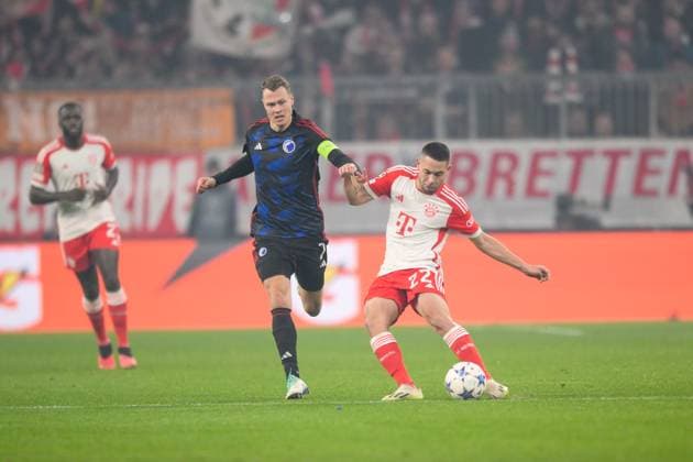Fußball, UEFA Championsleague, 20231129, FC Bayern München - FC Kopenhagen. Im Bild Viktor CLAESSON (FC Kopenhagen, 7) und RaphaÃ«l GUERREIRO (FC Bayern München, 22) Flanke Pass Zuspiel Ball. München Allianz Arena Bayern Deutschland Copyright: Passion2Press MarkusxFischerx