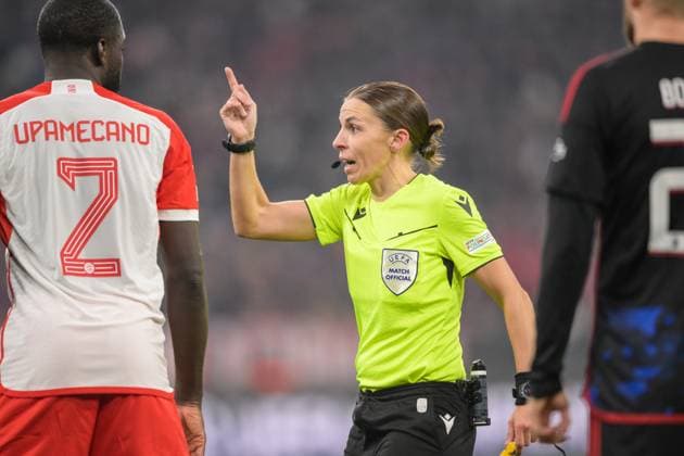 Fußball, UEFA Championsleague, 20231129, FC Bayern München - FC Kopenhagen. Im Bild Schiedsrichterin Stephanie FRAPPART ermaht Spieler bei Fresistoß. München Allianz Arena Bayern Deutschland Copyright: Passion2Press MarkusxFischerx