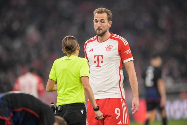 Fußball, UEFA Championsleague, 20231129, FC Bayern München - FC Kopenhagen. Im Bild Schiedsrichterin Stephanie FRAPPART und Harry KANE (FC Bayern München, 9) reklamiert. München Allianz Arena Bayern Deutschland Copyright: Passion2Press MarkusxFischerx