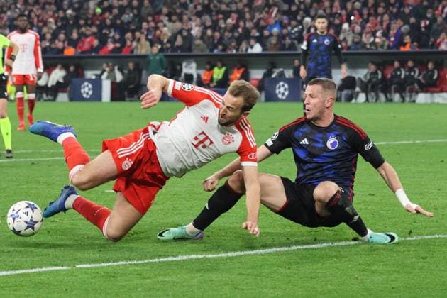 9 Harry Kane (FCB) gegen 3 Denis Vavro (Kopenhagen) Zweikampf Fussball UEFA Champions League FC Bayern Muenchen - FC Kopenhagen Allianz Arena 29.11.2023 FOTO: Mladen Lackovic LakoPress