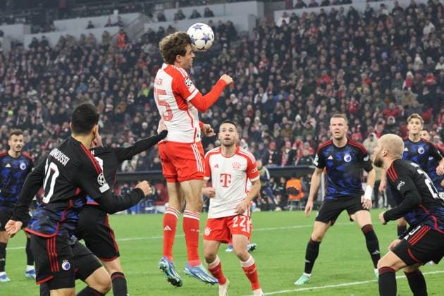 25 Thomas Mueller (FCB) gegen 33 Rasmus Falk (Kopenhagen) Zweikampf, Chance Fussball UEFA Champions League FC Bayern Muenchen - FC Kopenhagen Allianz Arena 29.11.2023 FOTO: Mladen Lackovic LakoPress