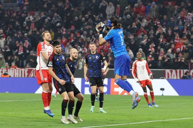 im Zweikampf, Aktion, mit Harry Kane 9 (FC Bayern Muenchen), Kamil Grabara 1 (FC Kopenhagen), FC Bayern Muenchen vs. FC Kopenhagen, Champions League, Fussball, Vorrunde, Rueckspiel, 29.11.2023 Muenchen Bayern Deutschland