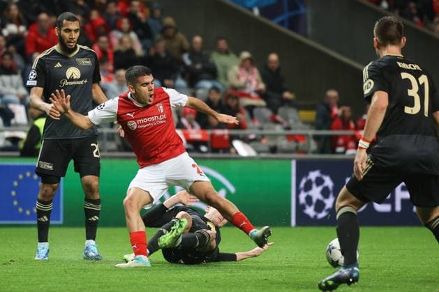 Foul an Gomez (Braga 2), Robin Knoche Union Berlin 31), schaut zu SC Braga vs. 1. FC Union Berlin, Fussball, Champions League, Gruppenphase, 5. Spieltag, Saison 2023-2024,29.11.2023 SC Braga vs. 1. FC Union Berlin, Fussball, Champions League, Gruppenphase, 5. Spieltag, Saison 2023-2024,29.11.2023 Braga Copyright: xEibner-Pressefoto JoergxNiebergax EP_JNL