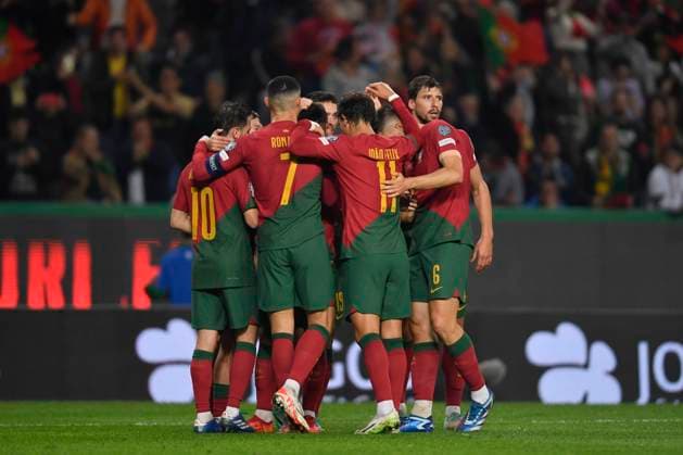 Portugal V Iceland: Group J - UEFA EURO, EM, Europameisterschaft,Fussball 2024 European Qualifiers Bruno Fernandes of Portugal is celebrating with Cristiano Ronaldo after scoring his side s first goal during the Group J - UEFA EURO 2024 European Qualifiers match between Portugal and Iceland at Estadio Jose Alvalade in Lisbon, Portugal, on November 19, 2023. Lisbon Portugal  Copyright: xAlexxNicodimx originalFilename:nicodim-portugal231119_np5Gd.jpg